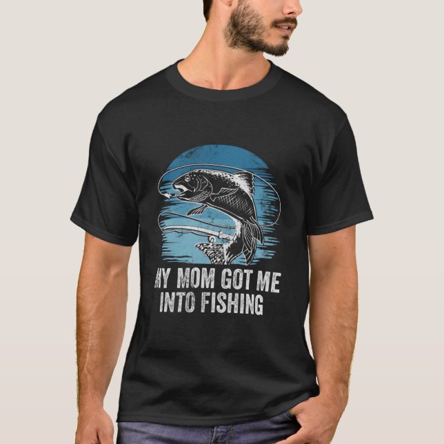 Camiseta Mom Got Me Into Fishing Mommie Parents Mother Mom  (Frente)