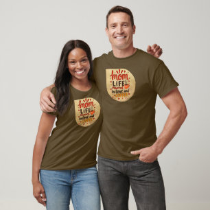 Camiseta Mom Life Powered by Love and Coffee – Badge Style