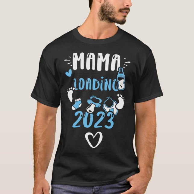 Camiseta Mom Mama Loading 2023  Baby Boy Sayings (Frente)