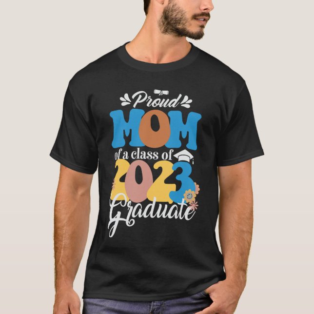 Camiseta MOM orgulhosa de uma classe de Formando 2023 (Frente)