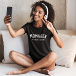 Camiseta Momager | Nomes de Crianças do Gerente de Mãe Mode<br><div class="desc">Uma camiseta personalizada simples, na moda, "Momager", cita as mulheres de arte com a tipografia moderna e minimalista, em branco, num estilo ousado de moda. O presente ou acessório perfeito para o Dia de as mães, o aniversário da Mãe ou só porque! As palavras podem ser facilmente personalizadas com sua...</div>