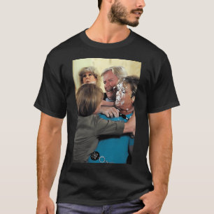 Camiseta Momentos Icônicos Corrie - Deidre É Pego Por Gail