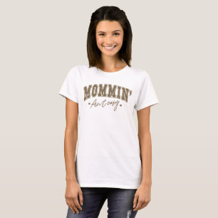 Camiseta Mommin''t Easy - Bold Varsity Madre Day