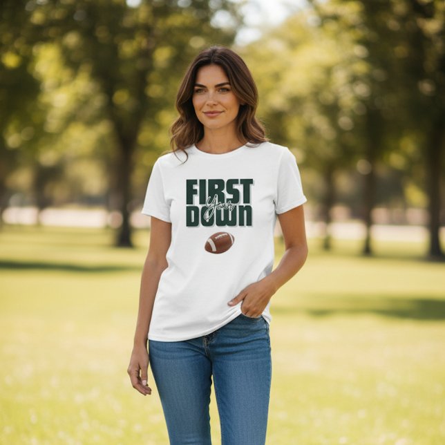 Camiseta Mommy's First Year Down Football Design (Criador carregado)