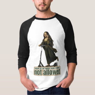 Camiseta Mona Lisa on the phone  riding a kick scooter
