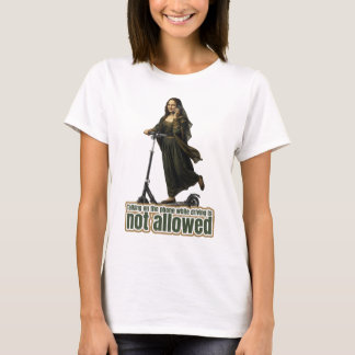Camiseta Mona Lisa on the phone  riding a kick scooter