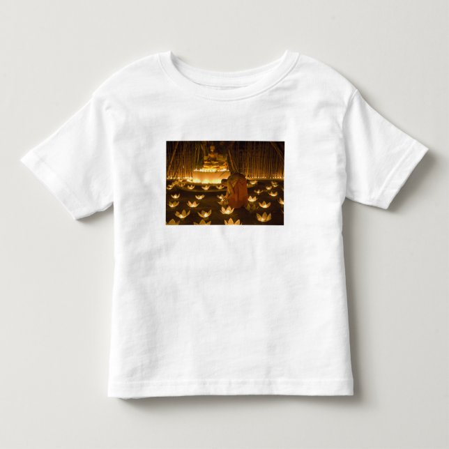 Camiseta monges acendendo velas e lanternas khom loy para (Frente)