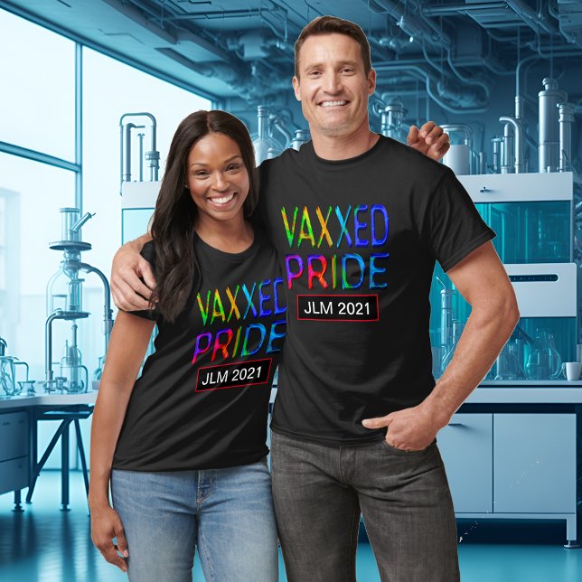 Camiseta Monograma do Orgulho Totalmente Vaxxado Vacinado A (Vaccinated Fully Vaxxed Pride Monogram Year 2021 T-Shirt)