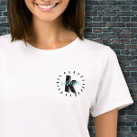 Camiseta Monograma inicial de nome moderno simples<br><div class="desc">Um monograma simples, mas divertido, fofo e moderno com iniciais e nome em um detalhe de círculo traçado. Um estilo preto e branco simples, mas você pode mudar qualquer uma das cores para torná-lo seu. Adicione um padrão atrás dele, ou apenas mantenha uma cor simples. Você pode achar que sua...</div>