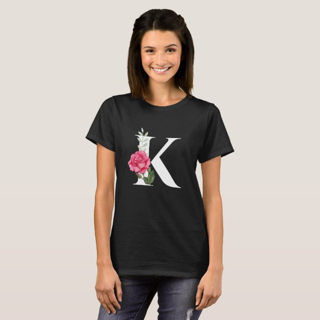 Camiseta Monograma - Letra inicial K em branco com rosa ros (Frente Completa)