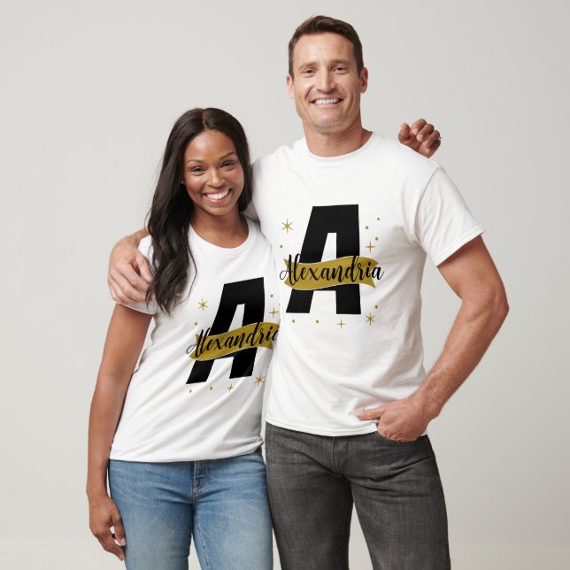 Camiseta Monograma Personalizado Preto e Dourado Combinando (Unissex)