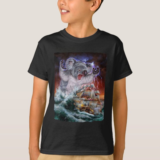 Camiseta Monstro Koala Como Kraken Ataca Um Navio De Guerra (Frente)