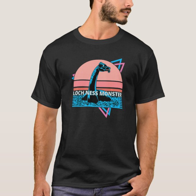 Camiseta Monstro Retro do Lago Ness Criptídeo Nessie Vaporw (Frente)