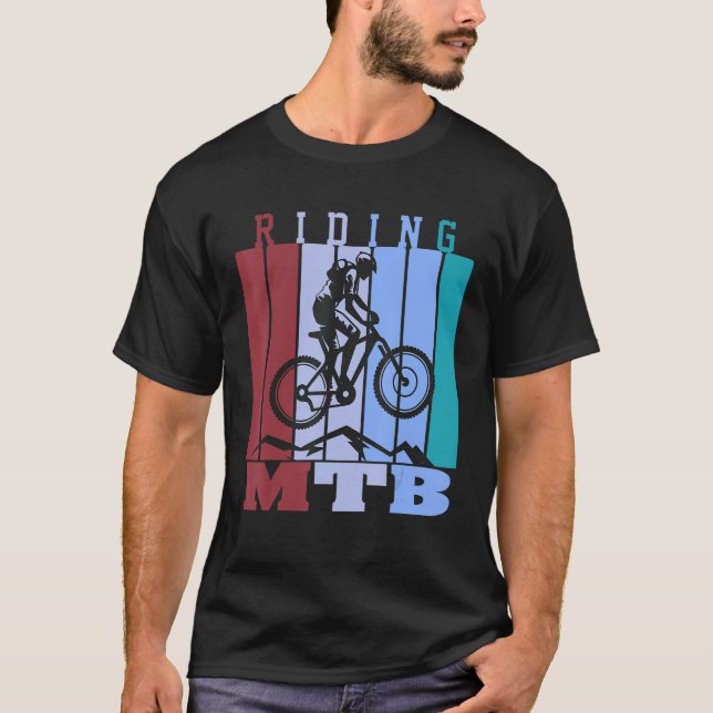 Camiseta Montanha - Bicicleta Nunca Se Torna Mais Fácil De  (Frente)