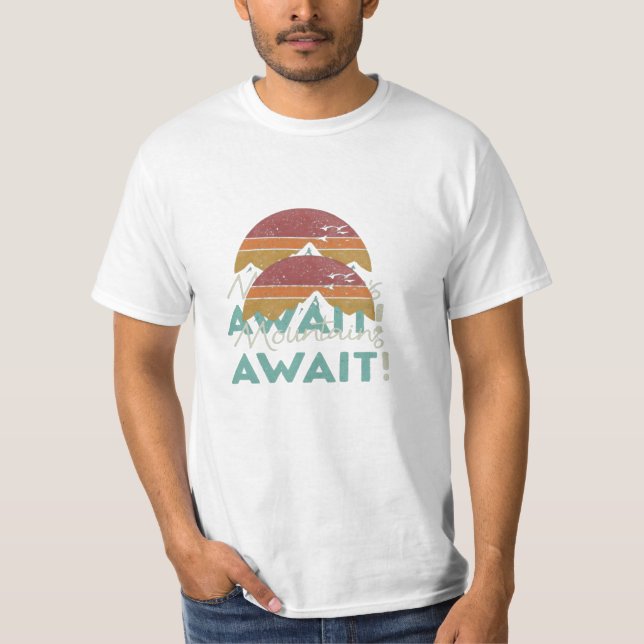 Camiseta Montanhas Await." em multicores (Frente)