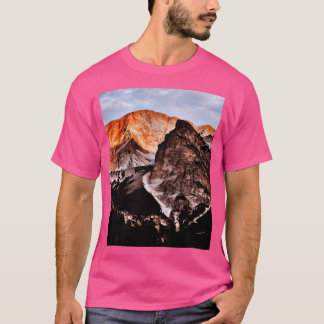 Camiseta Montanhas com Gráfico de Céu Brilhante
