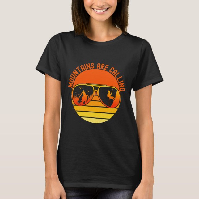Camiseta Montanhas estão chamando óculos de sol retrô para  (Frente)