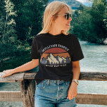 Camiseta Montanhas Sindicais de Férias de Viagem da Família<br><div class="desc">Este maravilhoso pôr do sol sobre montanhas rochosas na natureza faz uma imagem excelente para um conjunto de t-shirts personalizadas para uma reunião de família, viagem de carro ou férias de verão. Comemore sua semana de feriado com camisetas correspondentes para mãe, pai, irmão e irmã. Basta adicionar seu próprio sobrenome...</div>