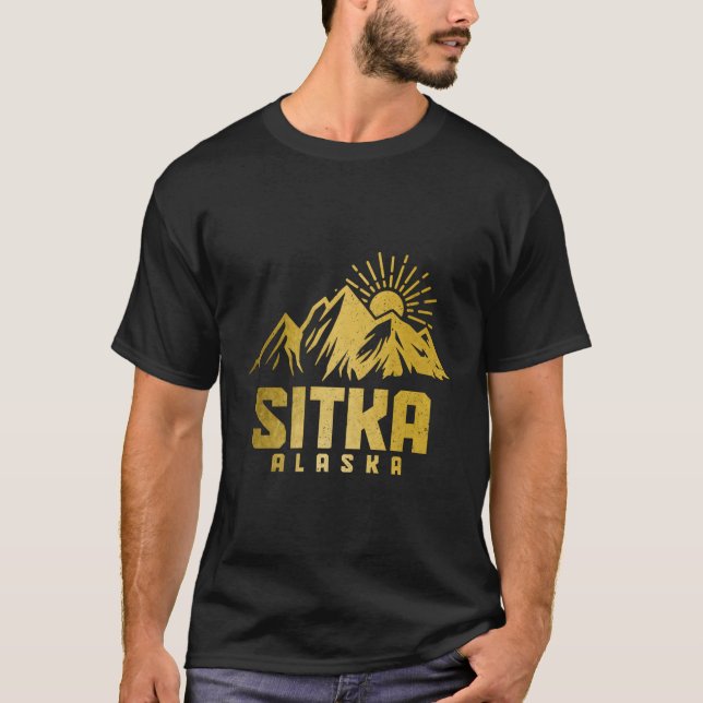 Camiseta Montanhas Sitka Alaska Caminhando pela Natureza (Frente)