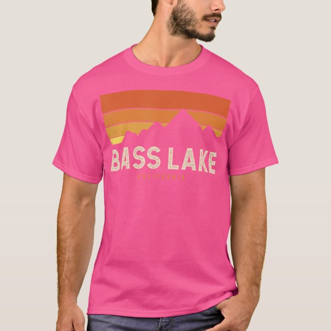 Camiseta Montanhas Vintage Bass Lake California Caminhando  (Frente)