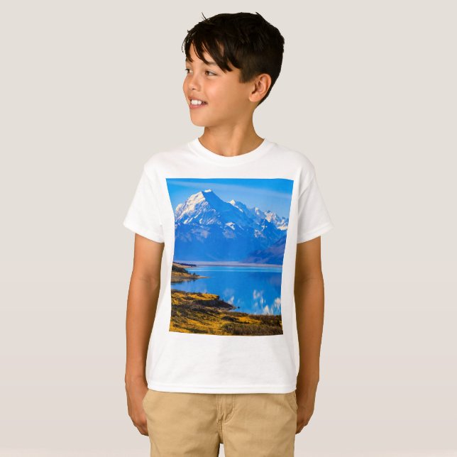 Camiseta Monte Cook sobre o lago Pukaki, NZ (Frente Completa)