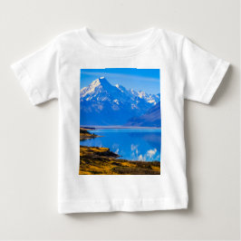 Camiseta Monte Cook sobre o lago Pukaki, NZ