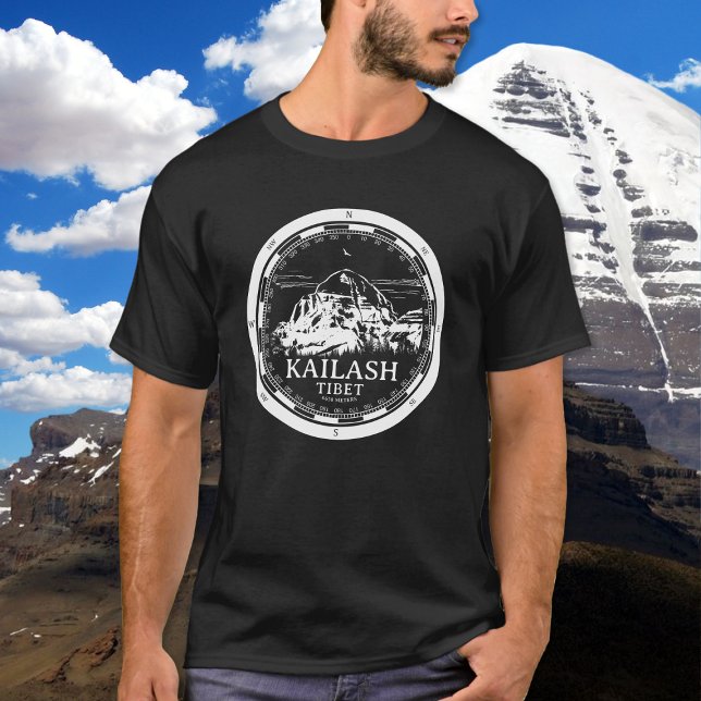 Camiseta Monte Kailash - Gang Rinpoche Tibete (Mount Kailash - Gang Rinpoche T-Shirt in Back with a white compass and mountain illustration)