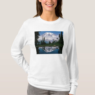 Camiseta Monte Rainier refletido em uma lagoa de montanha