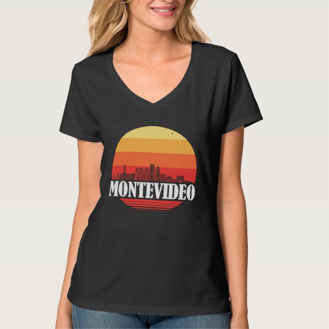 Camiseta Montevideo Skyline Sunset in Retro Vintage Style (Frente)