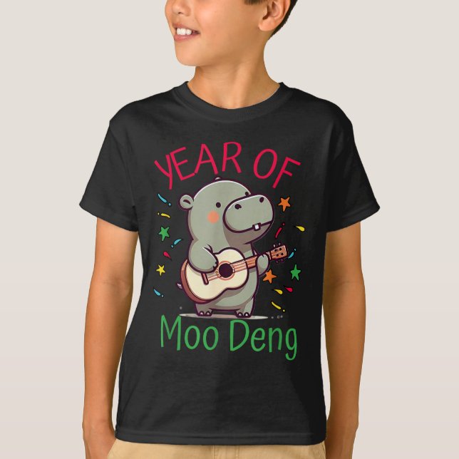 Camiseta Moo Deng Is A Pygmy Hip Happy New Year Funny  (Frente)