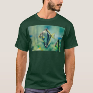 Camiseta Moonia africana nadando em tanque de vidro
