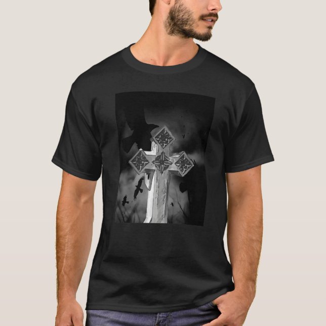 Camiseta Moonlit Gothic Cross With Crows (Frente)