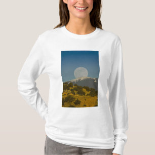 Camiseta Moonrise sobre as montanhas Sangre de Cristo,