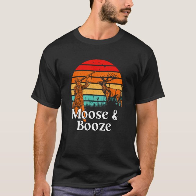 Camiseta Moose e Booze Veados Caçadores de Elk Bebendo B (Frente)