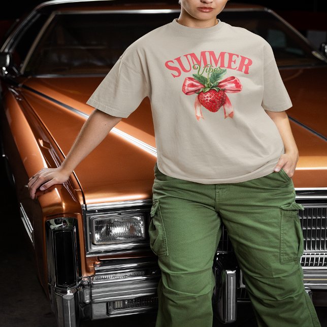 Camiseta Morango Víbias de Verão (Strawberry Summer Vibes T-Shirt)