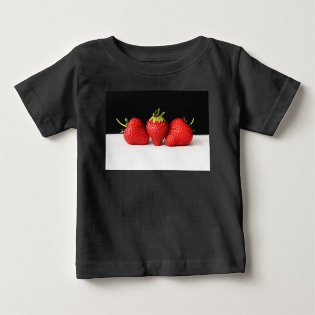 Camiseta Morangos A Preto Sobre O Cci Branco (Frente)