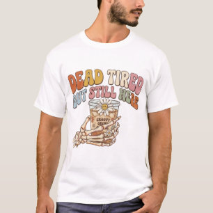 Camiseta Morto de Cansaço Mas Ainda Aqui Café Esqueleto Ret