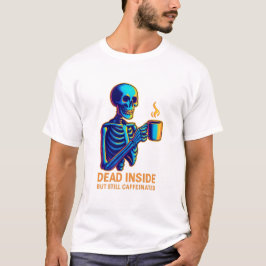 Camiseta Morto por Dentro, Mas Ainda Cafeinado – Humor Negr