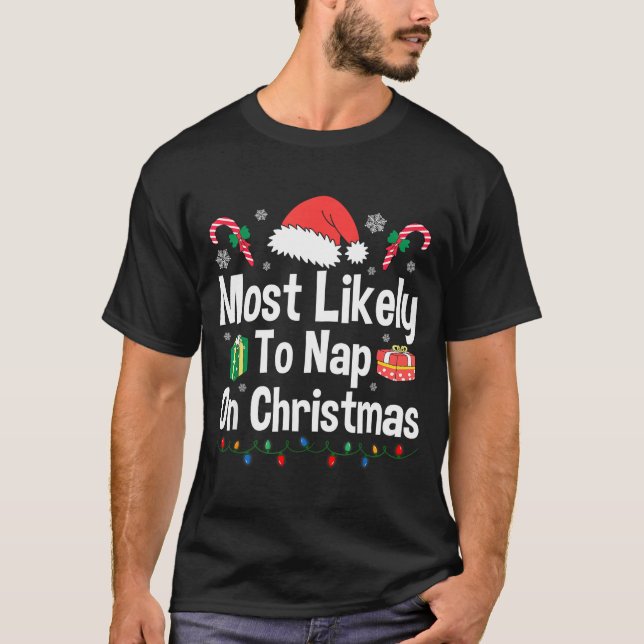 Camiseta Most Likely To Nap On Christmas Family Funny Match (Frente)