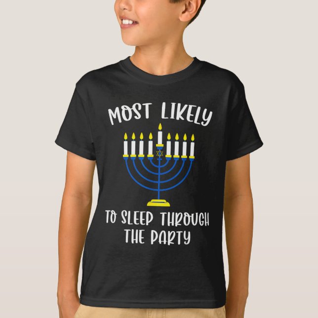 Camiseta Most Likely To Sleep Through Party Hanukkah Group  (Frente)