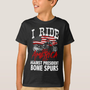Camiseta Mota anti-Trump resiste contra esporão ósseo do pr