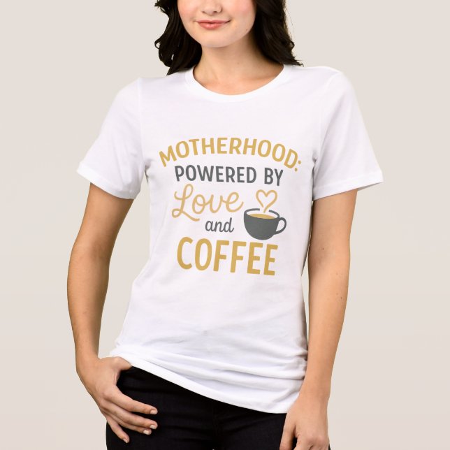 Camiseta Motherhood: Acionada por Amor e Café - Lua Diverti (Frente)