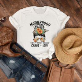 Camiseta Motherhood Chaos and Love