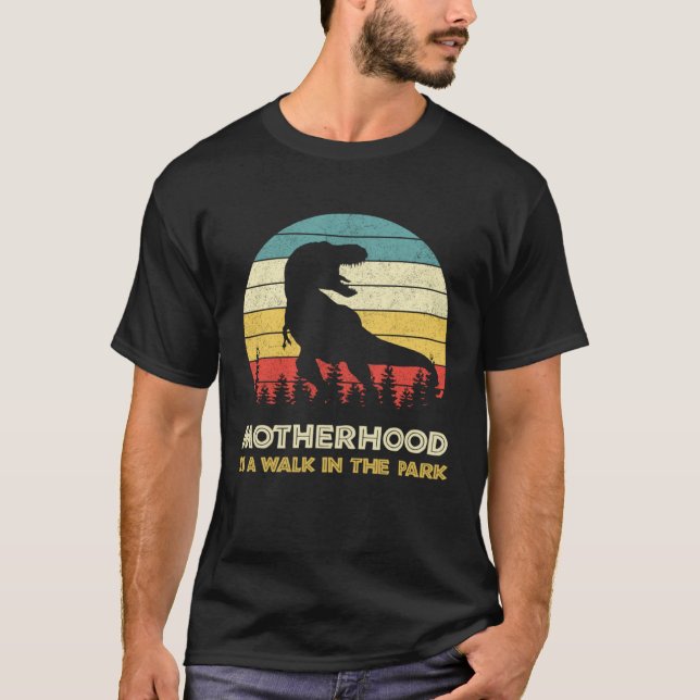 Camiseta Motherhood Is A Walk In The Park Mothers Day Dinos (Frente)