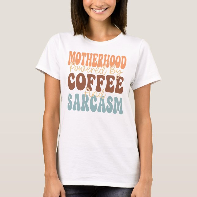 Camiseta Motherhood Powered by Coffee & Sarcasm Funny Mom (Frente)