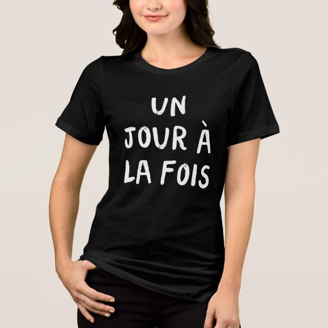 Camiseta Motivação Francesa Un Jour à la Fois Quote (Frente)