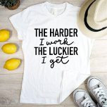 Camiseta Motivacional Quanto Mais Eu Trabalho Mais Sorte Eu<br><div class="desc">Legal combinação na moda de letra corajosa com a letra de letra simples motivacional de texto simples. Quanto mais difícil eu trabalho, mais sortudo eu fico. Um presente original perfeito para todas as pessoas que trabalham em duros, que sejam estudantes, fisiculturistas, empreendedores, e que estejam cientes de que você é...</div>