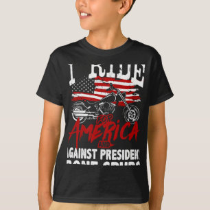 Camiseta Motonociclista anti-Trump resiste contra esporão ó