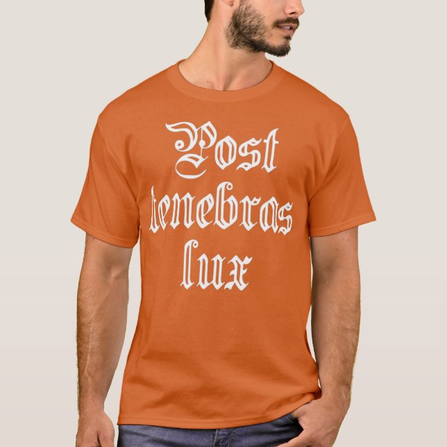 Camiseta Motto de Reforma Protestante Posta tenebras lux (Frente)
