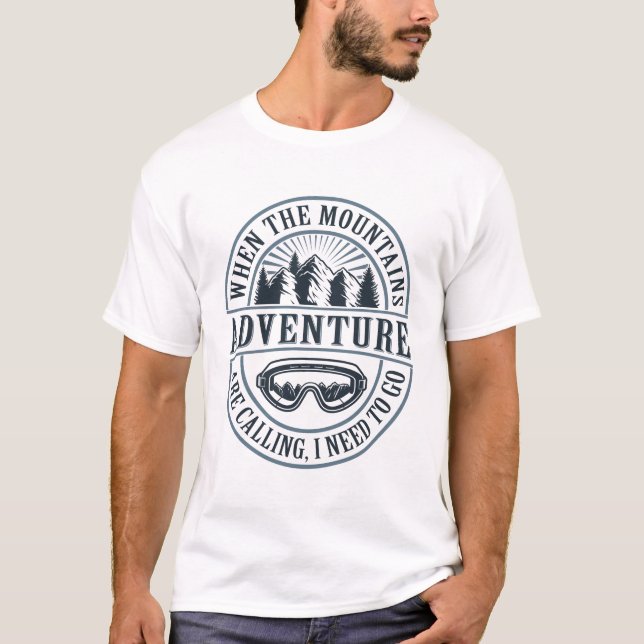 Camiseta Mountains Are Calling Ski Adventure Design (Frente)